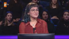 Camsız Gözlük Takan Yarışmacı Dikkatleri Üzerine Çekti