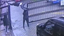 Otomatik Kapının Üzerinde Asılı Kalan Talihsiz Genç