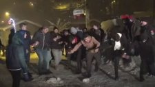 Polis, Aracından Kürtçe Şarkı Çalarak Gençleri Coşturdu