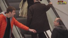 Yürüyen Merdivende Yapılan Eşcinsel Şakası