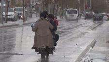 Elektrikli Motosiklete 8 Kişi Binen Aile