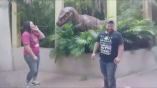 Yapay Dinozordan Korkan Kadın