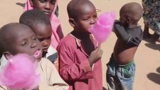 Afrikalı Çocukların Hayatlarında İlk Defa Pamuklu Şeker Yemesi