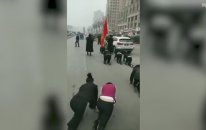 Çalışanlarını Sokakta Emekleten Gaddar Patron