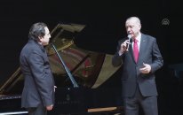 Cumhurbaşkanı Erdoğan'ın Fazıl Say'a Taş Plak Hediye Etmesi