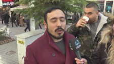 Röportaj Sırasında Yüzüne Püsküttüren Adam