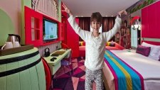 THE LAND OF LEGEND HOTELDE ODA TURU. PRENSES ODASINI İNCELİYORUZ.ELİF BU HOTELİ ÇOK SEVDİ.