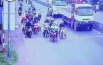 Onlarca Motorcuyu Altına Alan Kamyon