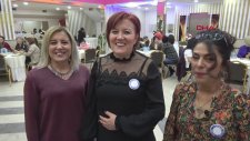 Kahkaha Yogasıyla Stres Atan Kadınlar