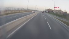 Motosikletli Sürücün Yoğun Trafikteki Tehlikeli Şovu