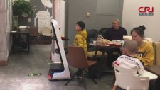 Çin'de Garsonluk Yapan Robotlar