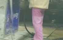 Hortumsuz Pompa İle Yakıt İkmali Yapmaya Çalışan Kadın