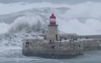 Dev Dalgaların Deniz Fenerine Çarpması