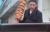 Tüm Simitleri Satın Alarak Simitçiyi Mutlu Etmek