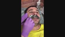 Bıyığına Ağda Yaptırmanın Bedelini Ağır Ödeyen Eleman