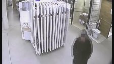 Teşhir Klozetine Tuvaletini Yapan Kadın