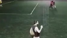 Halı Sahada Arkasını Parmaklayıp Koklayan Eleman