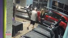 Koşu Bandında Spor Yaparken Araba Çarpan Adam