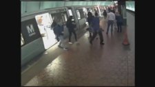 Raylara Düşen Görme Engelli Adamı Son Anda Kurtarmak