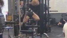 Spor Salonunda Ayakları Yerden Kesilen Kız