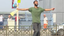 Tramvay Yolunda Müzikle Coşan Balici Genç