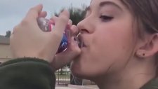 Bir Şişe Suyu Saniyeler İçinde Sömüren Kız