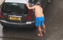 Yağmurlu Havada Araba Yıkayan Adam