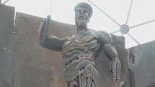 Hurda Malzemelerden Perseus Heykeli Yapan Genç