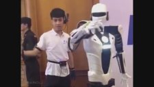 İnsan Hareketlerini Birebir Yapan Robot