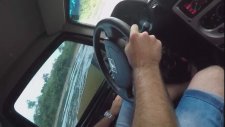 Offroad Yaparken Arabayı Suyla Dolduran Adam