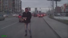 Yavru Kediyi Ezilmekten Kurtaran Adam