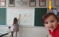 ELİF BERKAY BEBEĞE ÖĞRETMEN OLDU İNGİLİZCE DERS ANLATTI. ELİF PİYANO ÖĞRENİYOR.