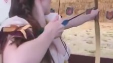 Göğsünü Yaya Çizdiren Emily Bloom