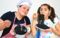 Melike and Mommy eats Black Noodles, Mommy feeds kids