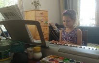 ELİF PİYANO ÇALMAYI ÖĞRENİYOR