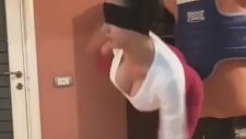 Gözü Kapalı Ters Tekme Atan Atletik Hatun