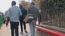 Hindistan'daki Ayağa Bok Atma Dolandırıcılığını Ortaya Çıkaran Turist