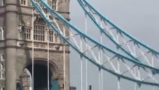 Londra'da Tower Bridge Üstünde Güneşlenen Manyak