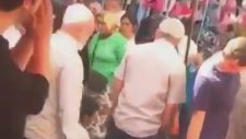 Kadın Taklidi ile Pazarı Trolleyen Pazarcı Genç