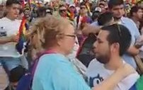 LGBT Yürüyüşünde Oğlunu Bağrına Basan Anne
