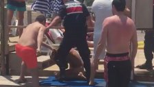Plajda Donunu Sıyırınca Dayak Yiyen Eleman