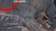 Tarkan Filminde Kadraja Giren Set Çalışanı