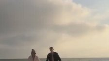 Kız Arkadaşına Plajda Çelme Takan Eleman