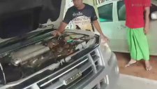 Arabanın Motorundan Çıkan Piton