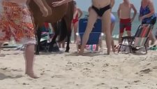 Plajdan Çıkarmak İstediği At Tarafından Tepilen Adam
