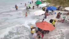 Plajı Yutan Dev Dalga