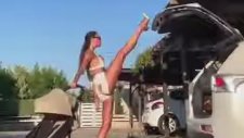 Ayağıyla Bagaj Kapısını Kapatan Pergel Kadın