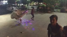 Modifiyeli Kağıt Toplama Arabası ile Drift Atan Çocuk