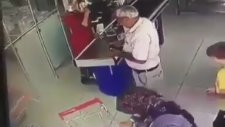 Bim'de Eşinin Poposunu Tokatlayan Dayı