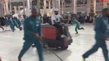 Müthiş Bir Senkronizasyon ile Kabe Temizliği